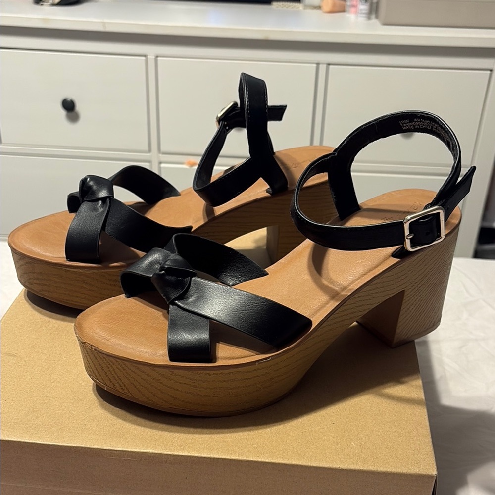 Universal Thread Black Strappy Platform Sandals -… - image 1